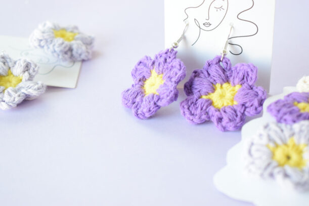Lili | Boucles d'oreilles fleur violette – Image 2