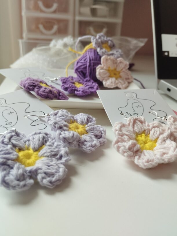 Lili | Boucles d'oreilles fleur violette – Image 8