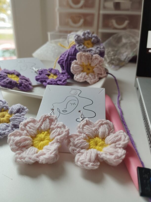 Lili | Boucles d'oreilles fleur violette – Image 7