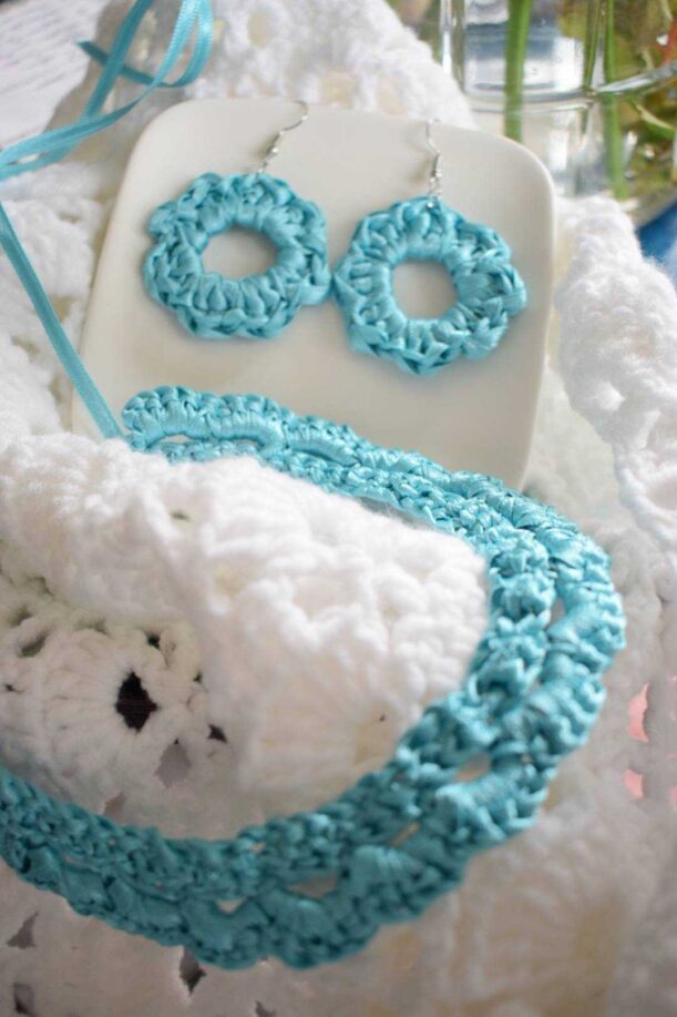 YARA | Boucles d'oreilles en ruban de satin – Image 4