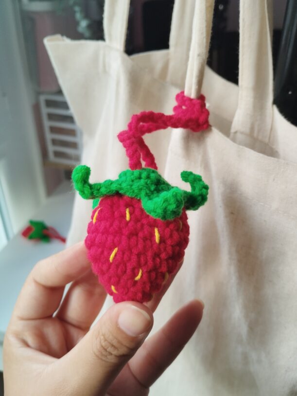 Stacy | bag charm fraise 🍓 – Image 4