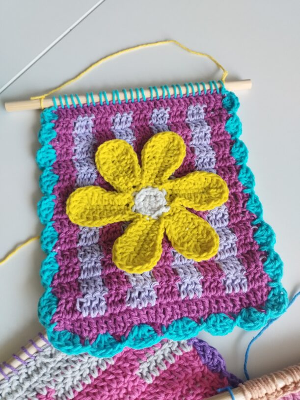 Daisy| suspension murale avec une fleur rétro – Image 3
