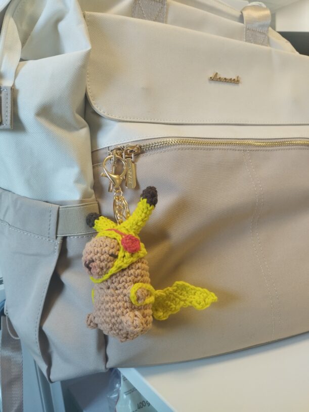 Capytchu | Porte clés capybara déguisé en Pikachu au crochet – Image 4
