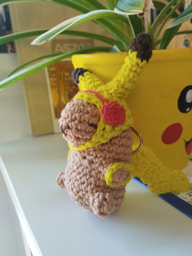 Capytchu | Porte clés capybara déguisé en Pikachu au crochet – Image 2